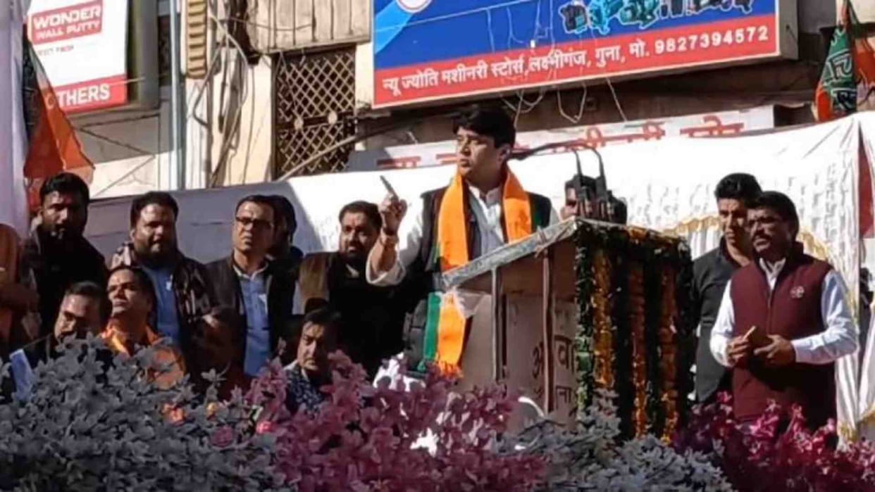 In Guna, Minister Scindia scolded the Collector and SP from the stage itself.