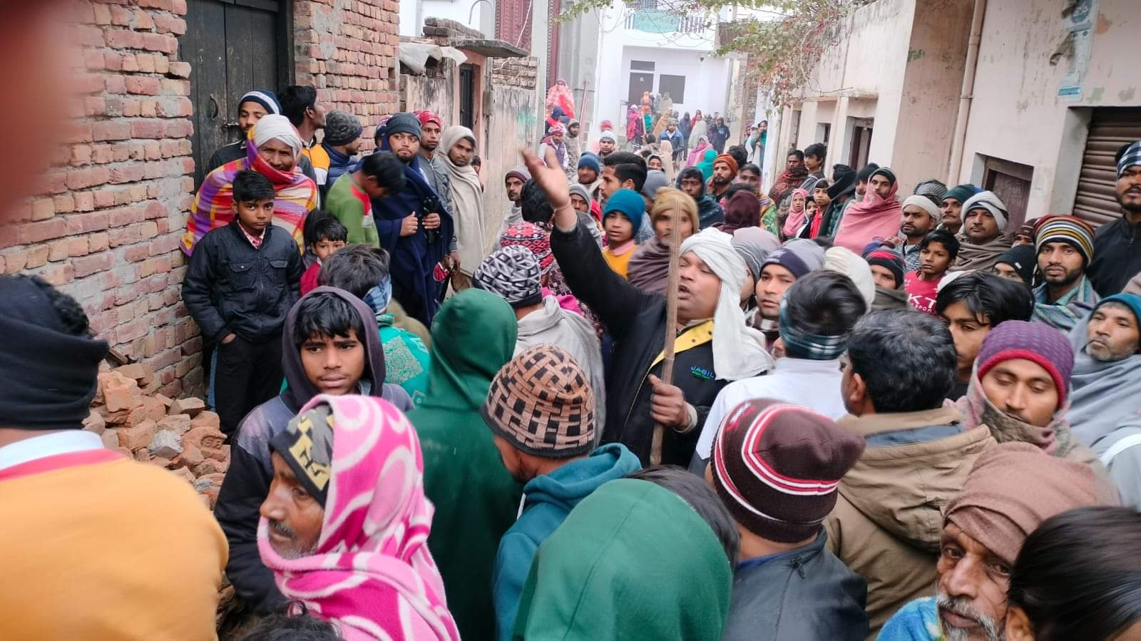 मौके पर जमा लोग