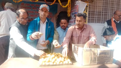 लोगों को फ्री में चाय पिलाते हुए