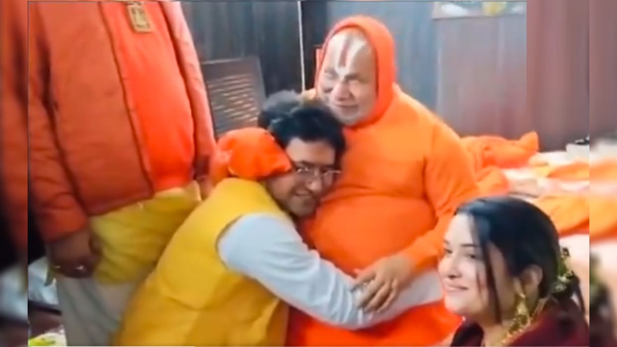 Ayodhya Ram Mandir Pran Pratishtha dinesh lal yadav nirahua amrapali took blessing Jagadguru Rambhadracharya