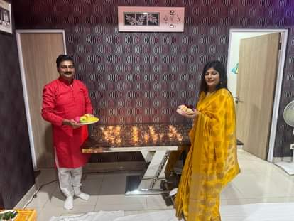 प्राण प्रतिष्ठा के मौके पर दंपती