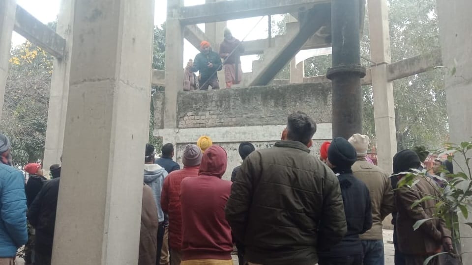 Contract Teachers climbed on water tank in Ludhiana for their demands