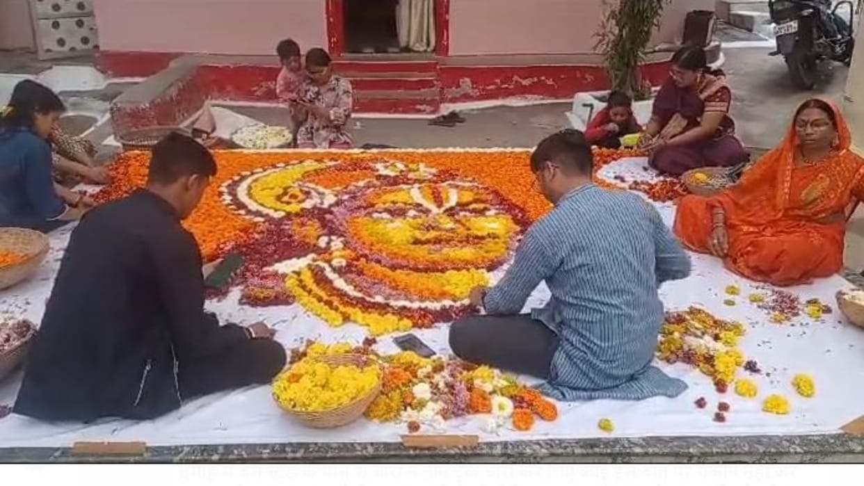 Ayodhya Ram Mandir: Lord Ram's figure made with flowers, faith in the devotees gathered for consecration