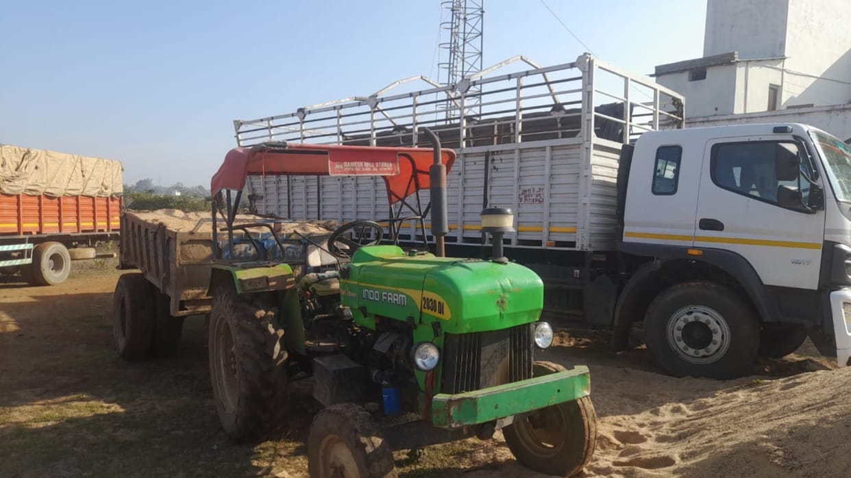 People caught hold of a tractor full of sand and handed it over to the police.