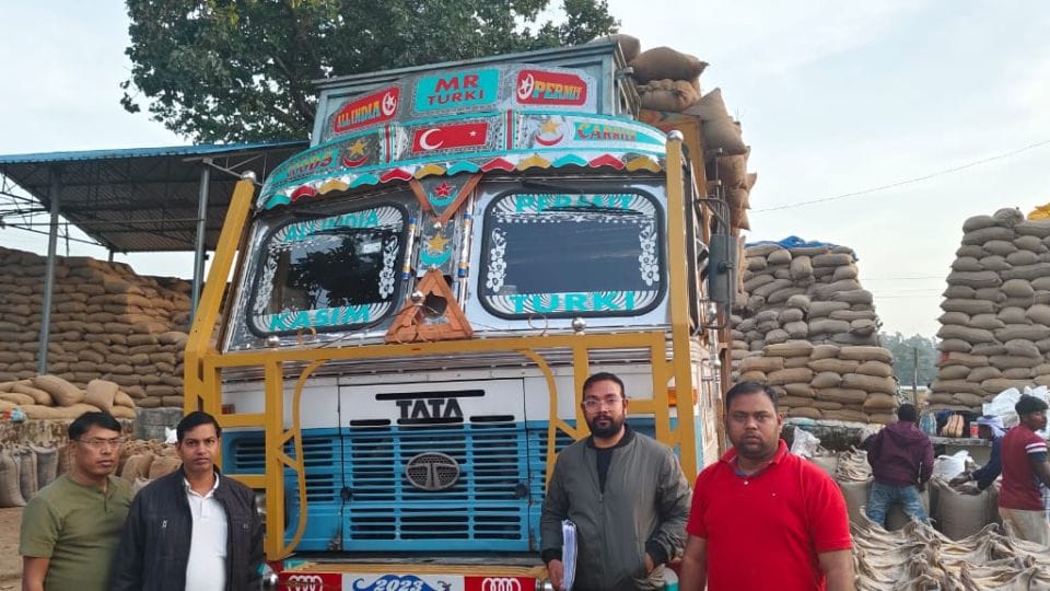 investigation team caught two trucks at paddy procurement center Sisaringa 1900 sacks of paddy seized