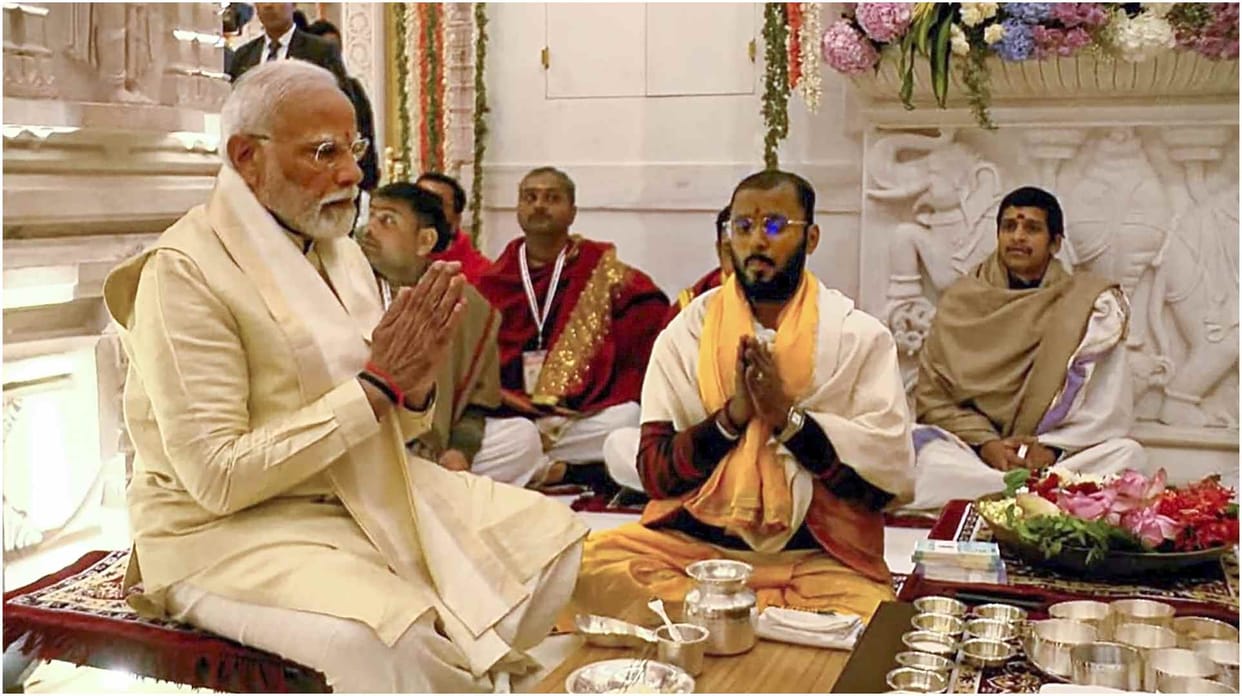 Ramlala Virajman: Saint became emotional after consecration, someone wore a ring to Modi and someone gifted a