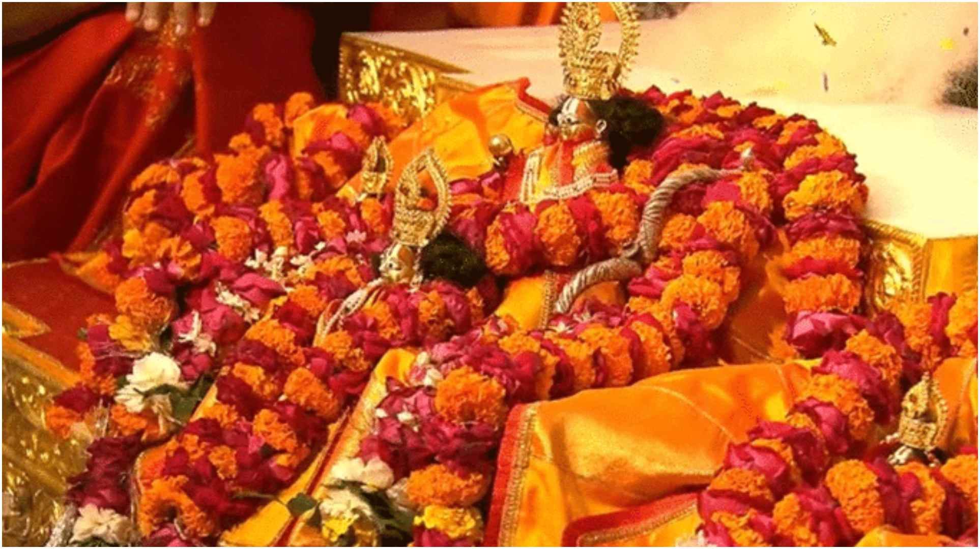 ayodhya news update: pm narendra modi have chatra and clothes in his hand for ramlala