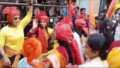 Shivpuri News: Women took out a yatra on Ramlala's life consecration, tied turbans on their heads and danced