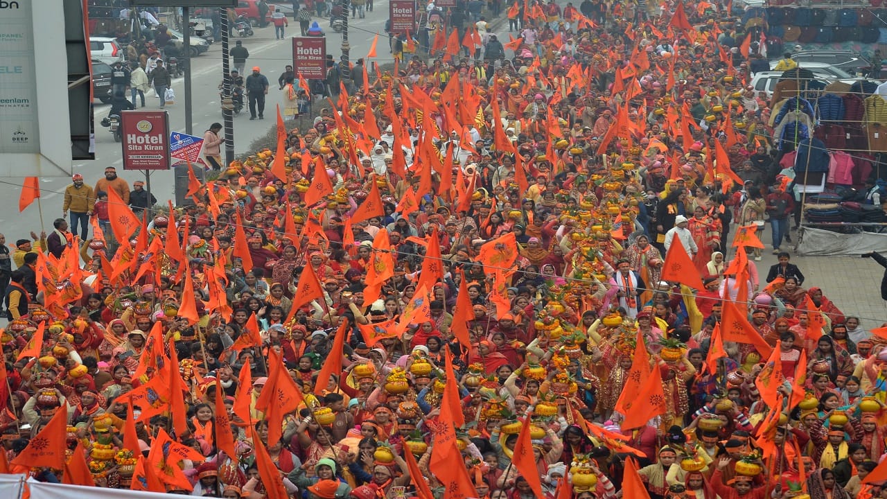Muslim women welcomed Shri Ram Shobhayatra and showered flowers in Bareilly