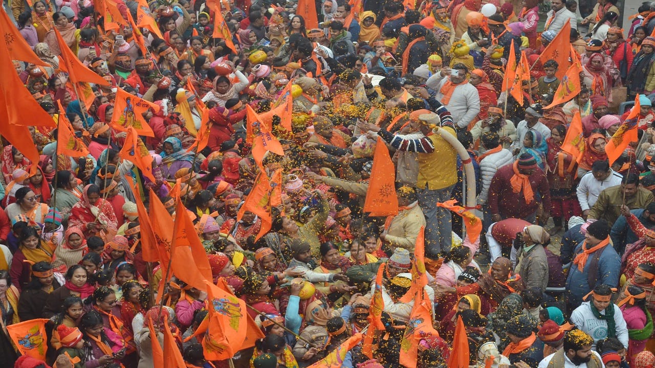 Muslim women welcomed Shri Ram Shobhayatra and showered flowers in Bareilly