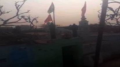 Hathras News: शरारती तत्वों ने धार्मिक स्थल पर लगाया भगवा ध्वज, वीडियो वायरल होते ही हटवाया Mischievous elements put saffron flag at religious place