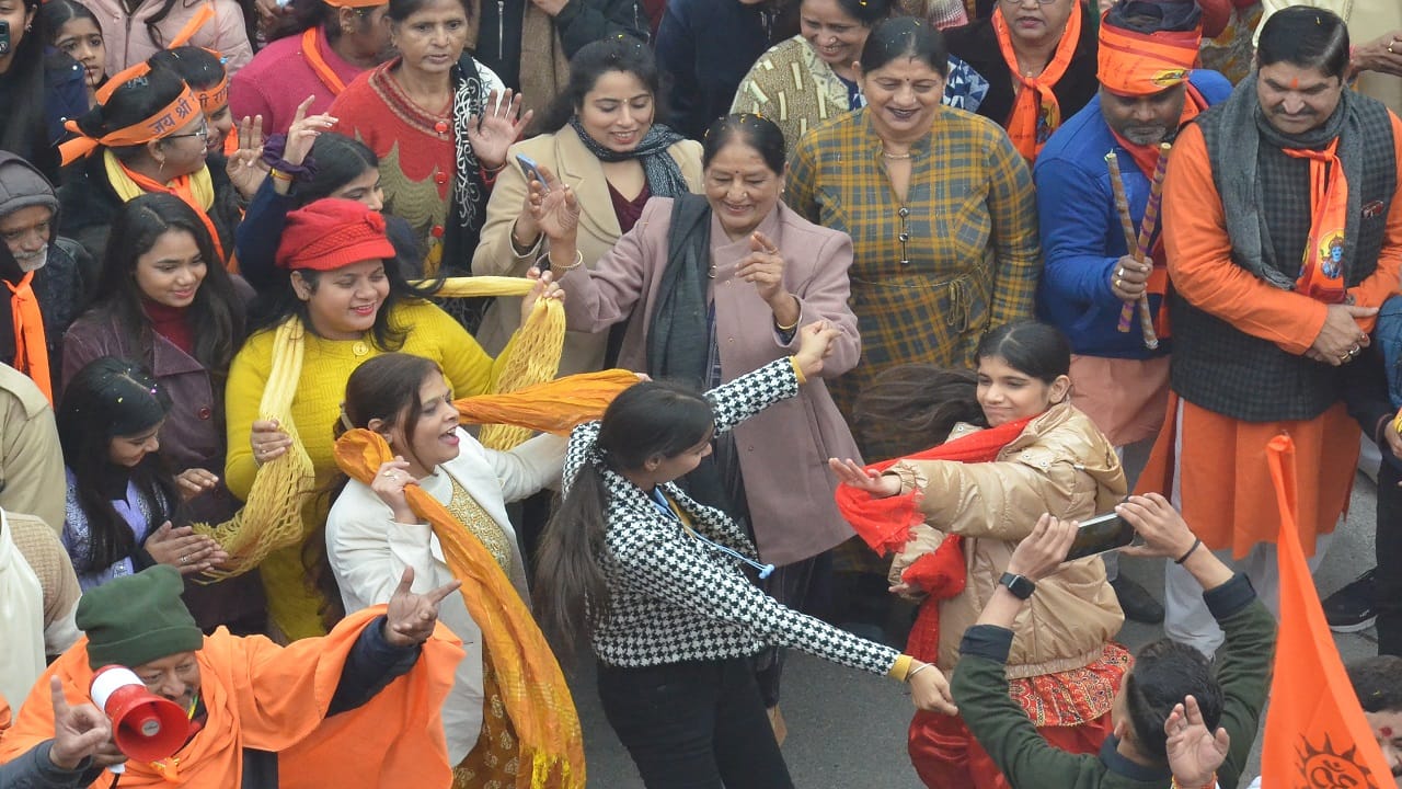 Muslim women welcomed Shri Ram Shobhayatra and showered flowers in Bareilly