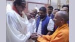 अमिताभ बच्चन और यूपी सीएम योगी आदित्यनाथ