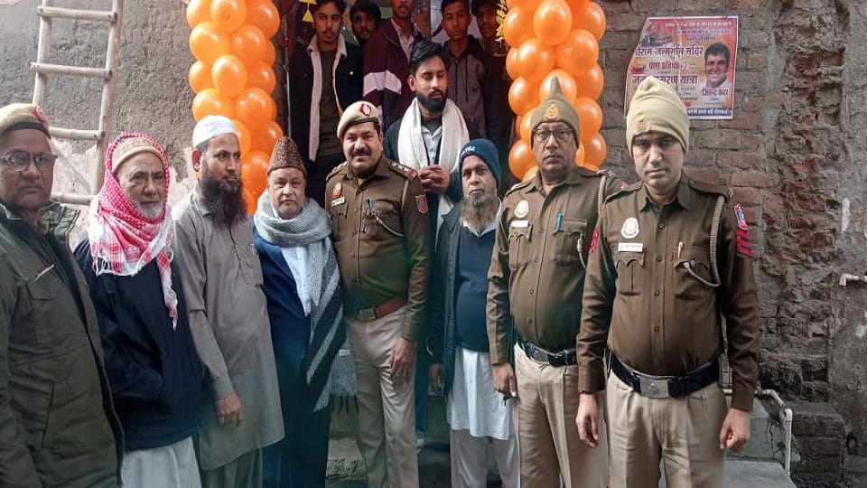 Delhi: people spread colors of peace and communal harmony.