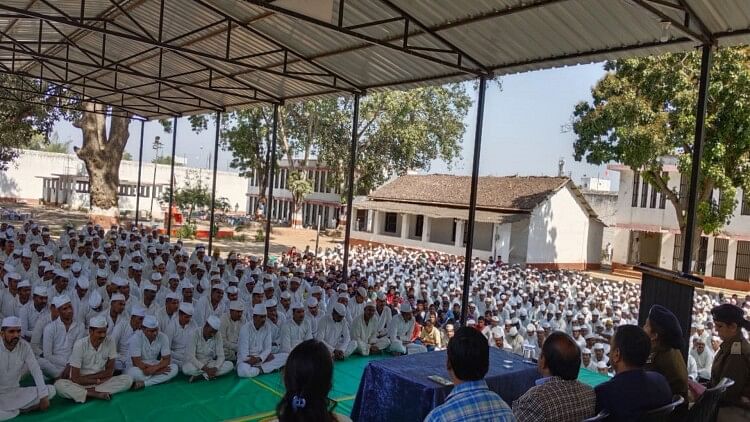 Employment oriented training is being given to prisoners in Barwani Central Jail