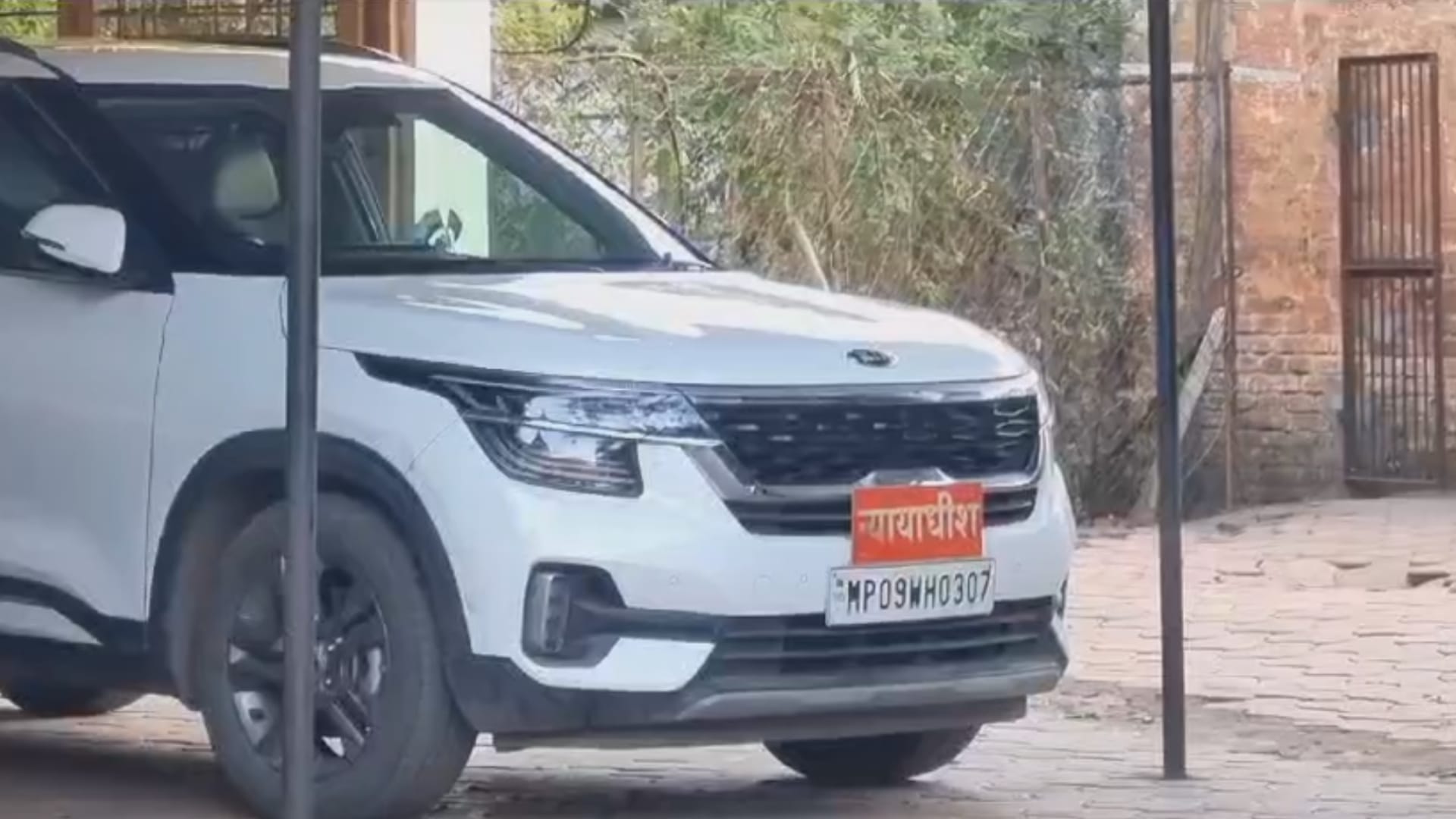 आगर मालवा के जज के साथ एक वकील ने बदसलूकी की है।