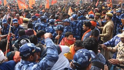 राम मंदिर: पहले दिन पहुंचे अनुमान से ज्यादा लोग, भीड़ बढ़ने से हुई धक्का-मुक्की, कई श्रद्धालु बेहोश होकर गिरे Ram Mandir: More people arrived than expected on the first day, there was scuffle due to increase in crowd