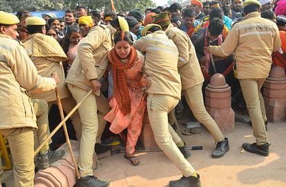 राम मंदिर: पहले दिन पहुंचे अनुमान से ज्यादा लोग, भीड़ बढ़ने से हुई धक्का-मुक्की, कई श्रद्धालु बेहोश होकर गिरे Ram Mandir: More people arrived than expected on the first day, there was scuffle due to increase in crowd