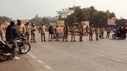 Traffic stopped on Lucknow Ayodhya highway in Barabanki.