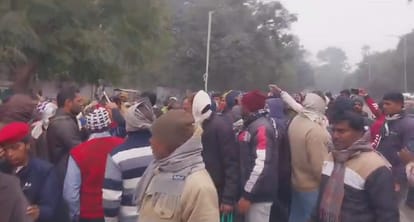 Bihar News : ग्रामीण चिकित्सकों पर पुलिस ने भांजी लाठियां, अपने इस मांग पर किया था सीएम हाउस का घेराव Bihar Police lathicharged on rural doctors, surrounded CM nitish kumar House on his demand.