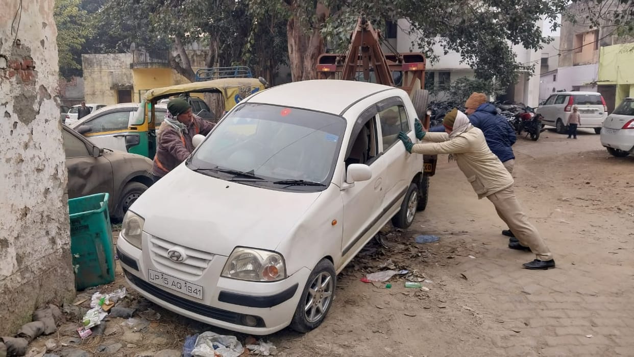 Miscreants shot sub inspector in meerut, SI Munnesh was chasing a looted car
