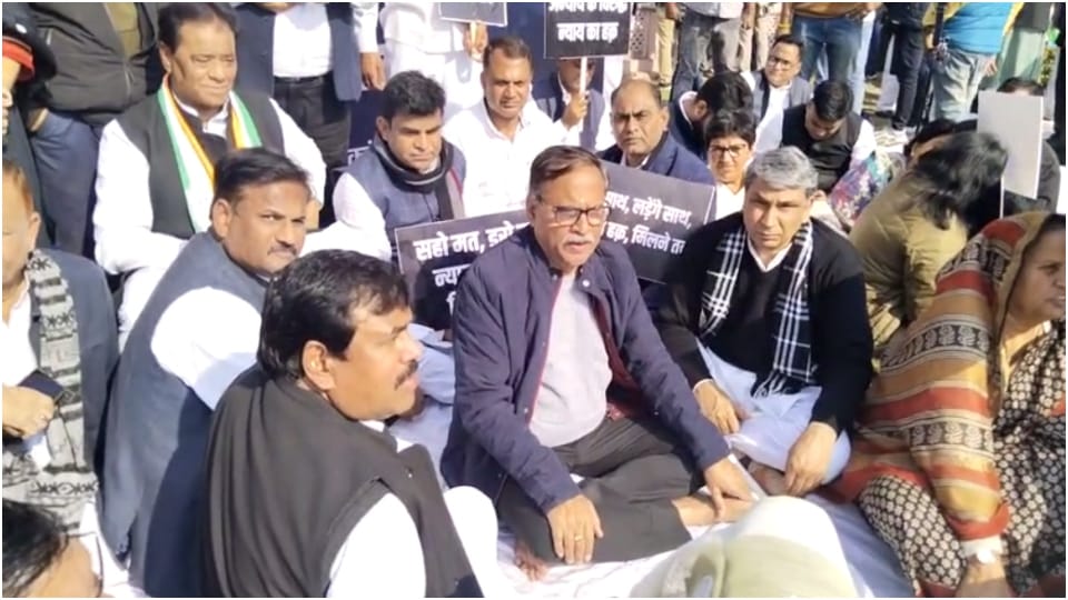 Congress leaders demonstrated by keeping silence for two hours in Jaipur