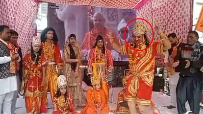 Video: रामलीला के मंचन में 'हनुमान' को आया हार्ट अटैक, प्रभु श्रीराम के चरणों में तोड़ दिया दम; देखें वीडियो Man Dressed As Lord Hanuman suffered a heart attack during staging of Ramlila in Bhiwani of Haryana