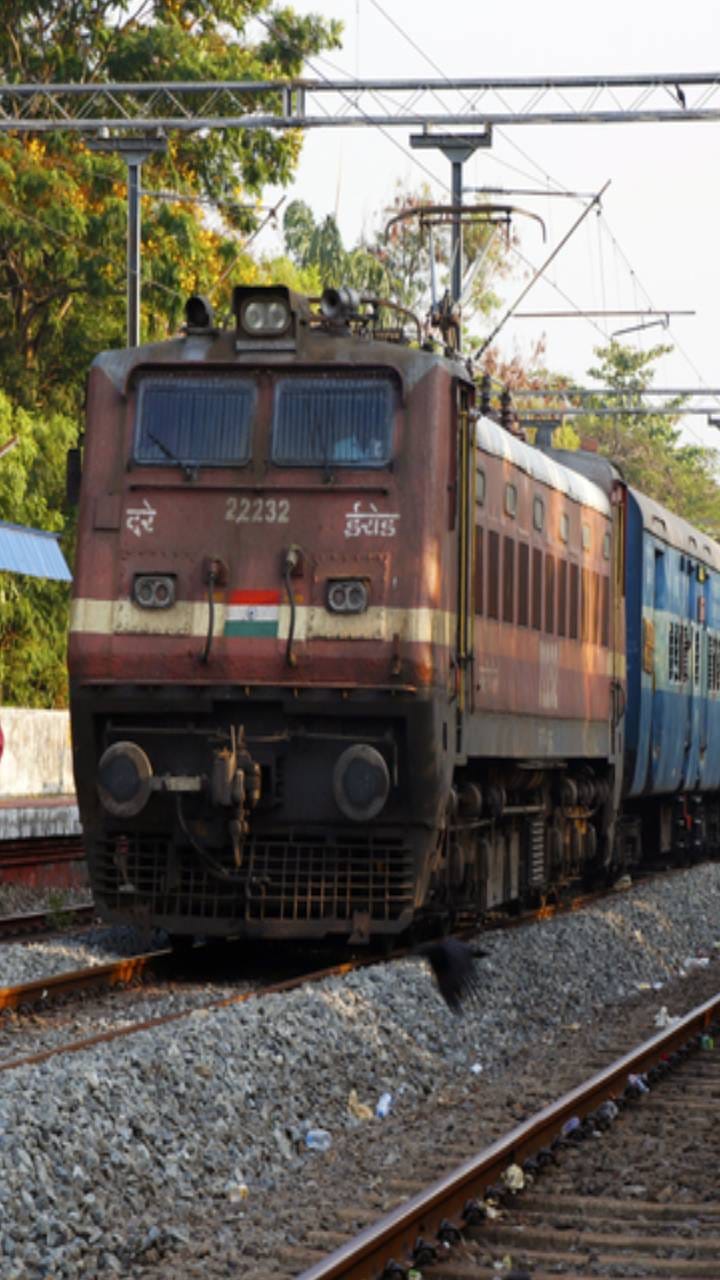 Muzaffarnagar: Woman commits suicide along with innocent son by jumping in front of train