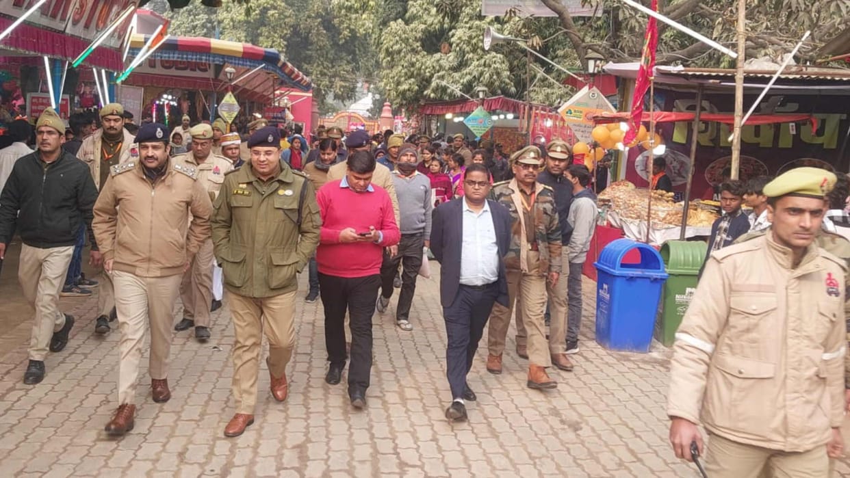 Police remained alert in Gorakhpur city set up stores in Golghar and police stations