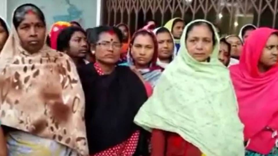 महिला कर्मचारियों ने ताला लगाकर विरोध किया।