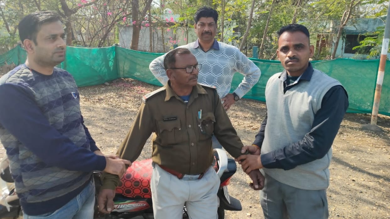 Ratlam News Lokayukta arrested forester red handed while taking Rs 15,000 bribe