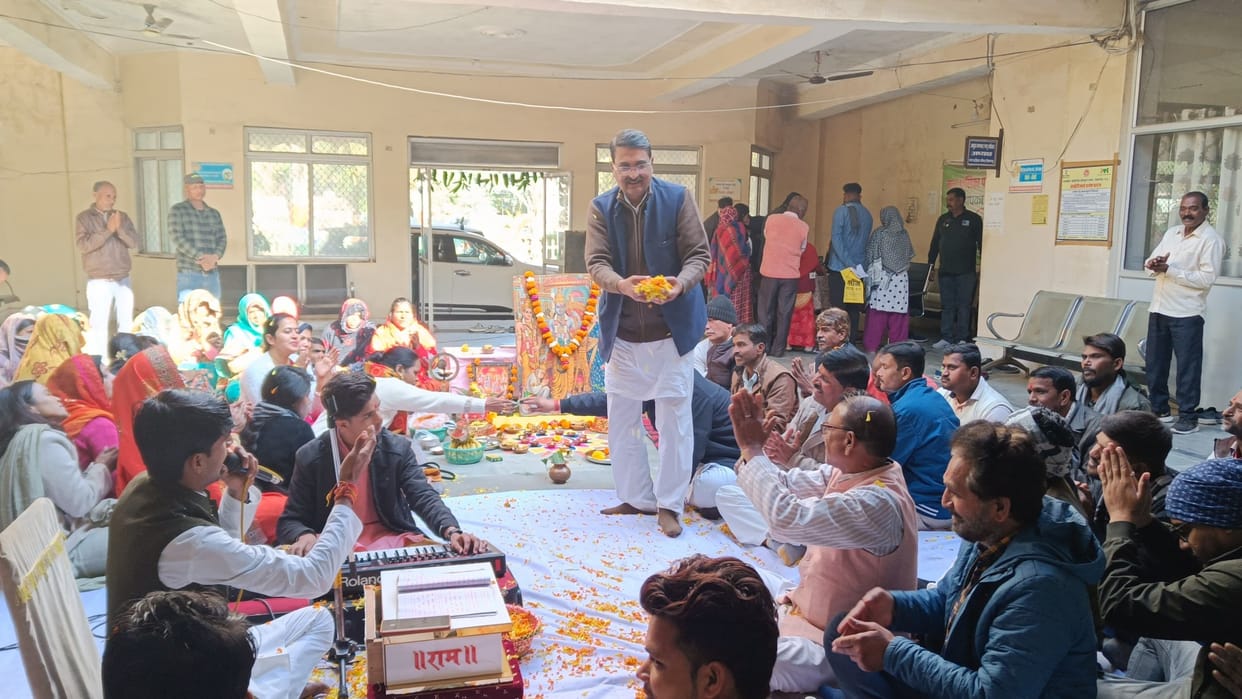 MP News Municipal Corporation President Abdul Ghaffar danced vigorously during Sunderkand Path in Tikamgarh