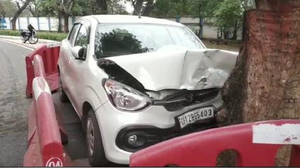 Doctor died in a road accident car collided with a tree on the roadside died during treatment in Korba