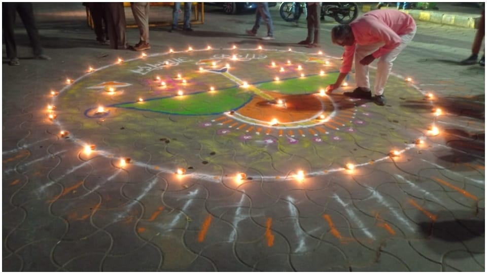 Rangoli made at the railway station on the occasion of the consecration of Shri Ram in Sirohi