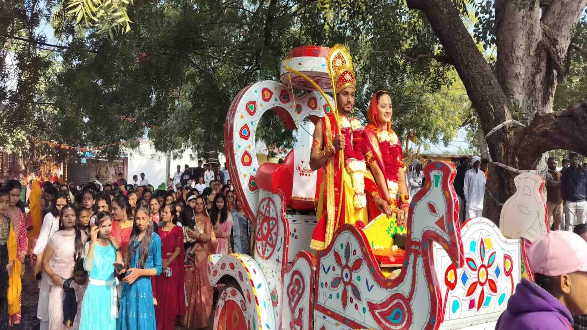 रथ पर सवार दूल्हा-दुल्हन।