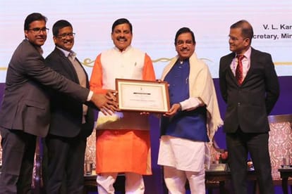 सीएम डॉ. मोहन यादव केंद्रीय मंत्री से पुरस्कार लेते हुए