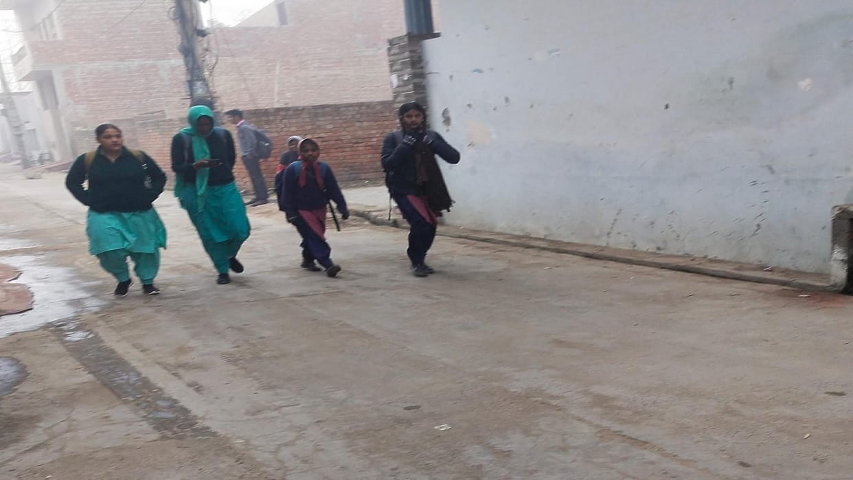 Students reach school amidst fog in Haryana, Temples of education open after 22 days of vacation