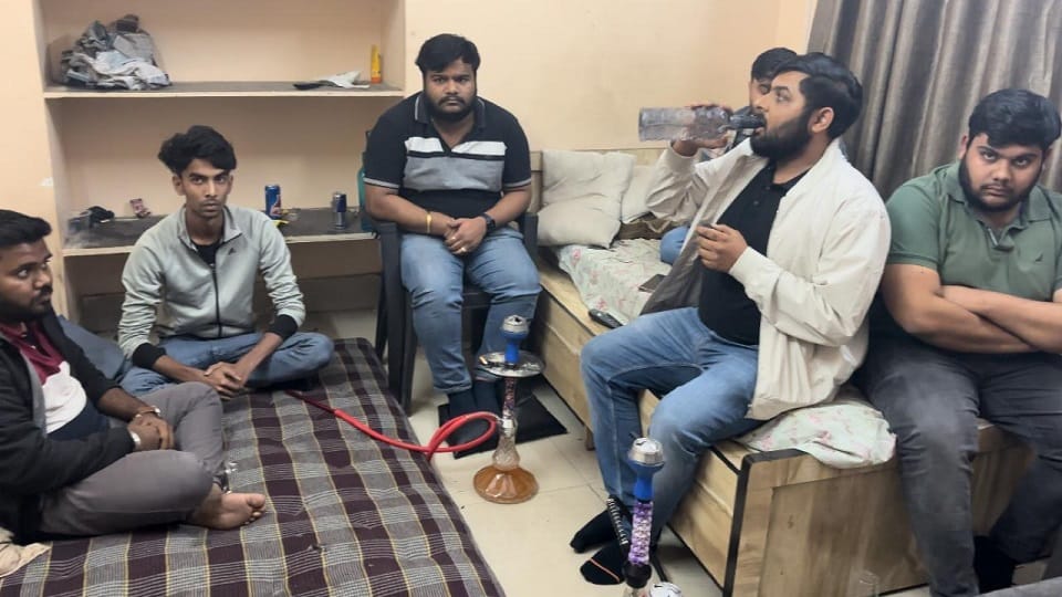 Police raid on illegally operating hookah bar action against seven influential people under COTPA Act in Korba