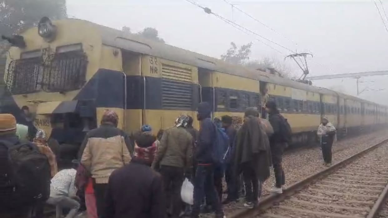 Shamli: Train going from Saharanpur to Delhi remained standing at the station due to technical fault