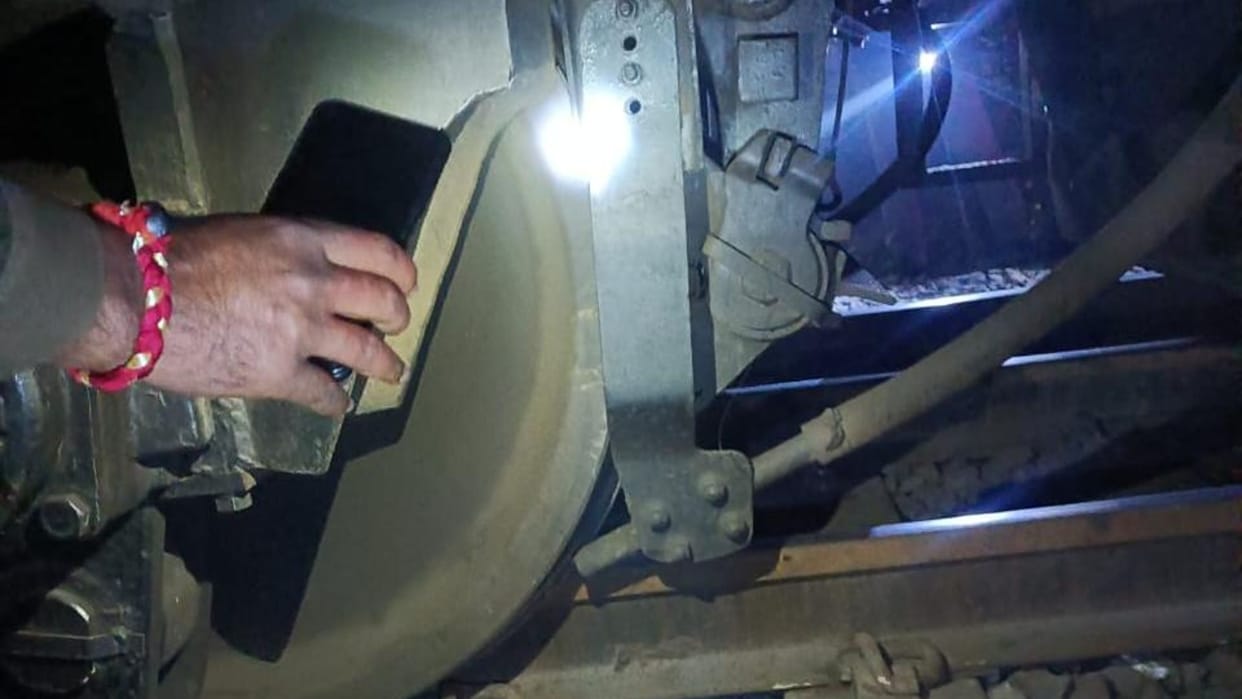 Two wheels of engine derail in yard of Banaras station