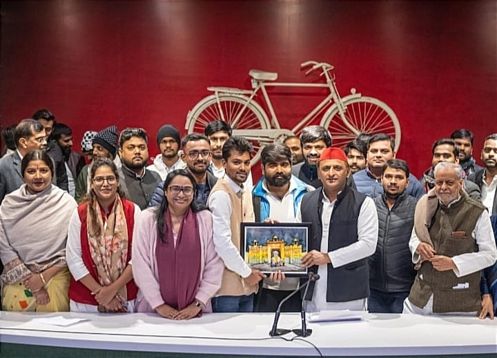 IIT BHU Students met SP chief Akhilesh Yadav regarding case of molestation of girl student in IIT BHU