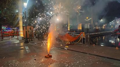 Ram Pran Pratistha Fireworks burst in Gorakhpur then black poison mixed in air