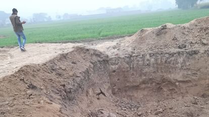 Hathras News: खेलते बच्चों पर गिरी मिट्टी की ढाय, एक बच्ची की दम घुटने से मौत, दो अन्य युवती घायल A heap of mud fell on children playing
