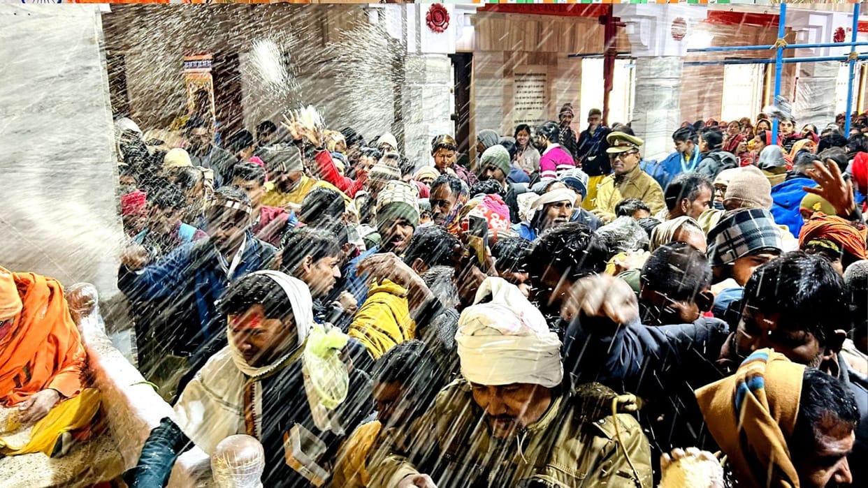 Faith surged in Gorakhnath temple on Budhwa Mangal, Khichdi was offered to Guru Gorakshanath.