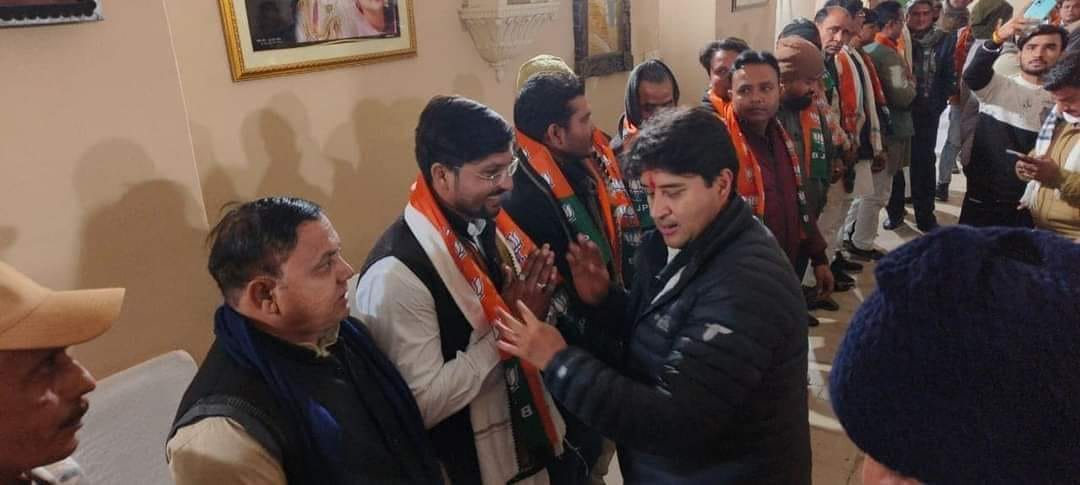 MP News: Shock to Congress in Chambal, Scindia included more than 200 Congressmen in BJP.