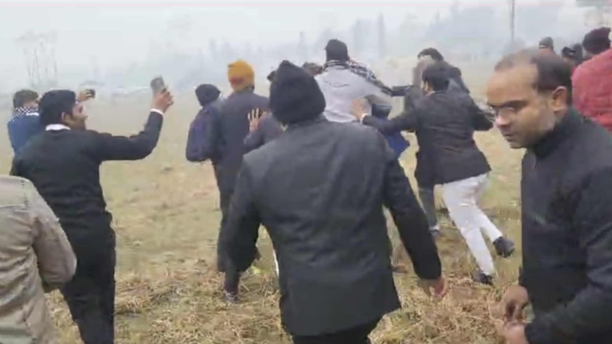 Advocates beat up Collectorate outpost incharge in Maharajganj