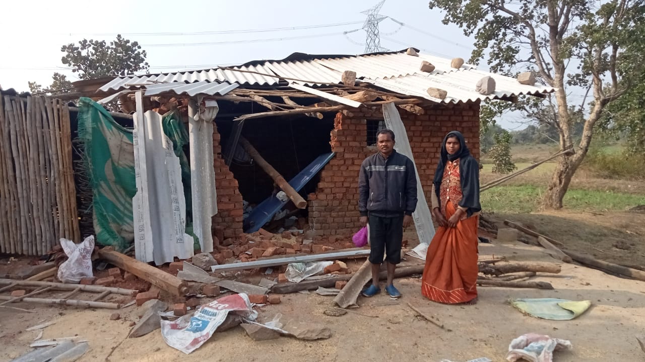 हाथियों के समूह ने ग्रामीण का घर तोड़ दिया।