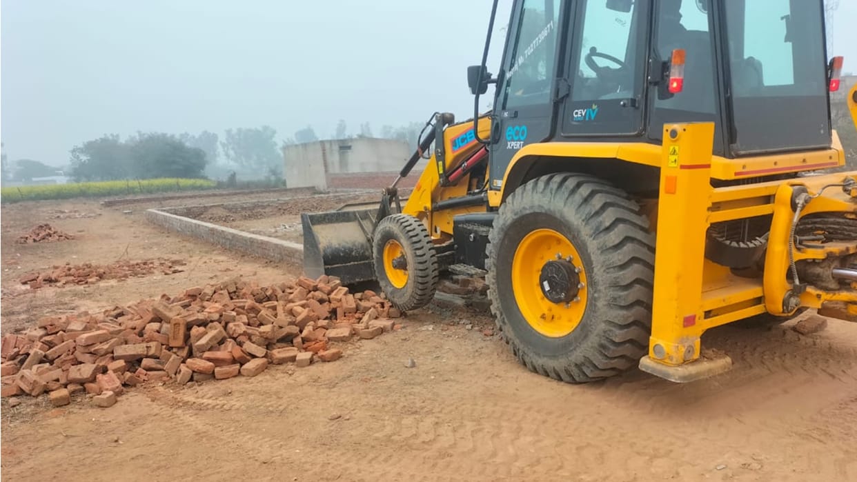 Narnaul: District Planning Department team vandalized illegal colony