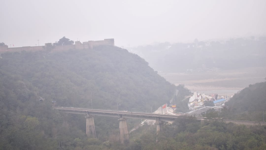 Cold wave intensifies in jammu Kashmir cloudy towards afternoon with Light Snow