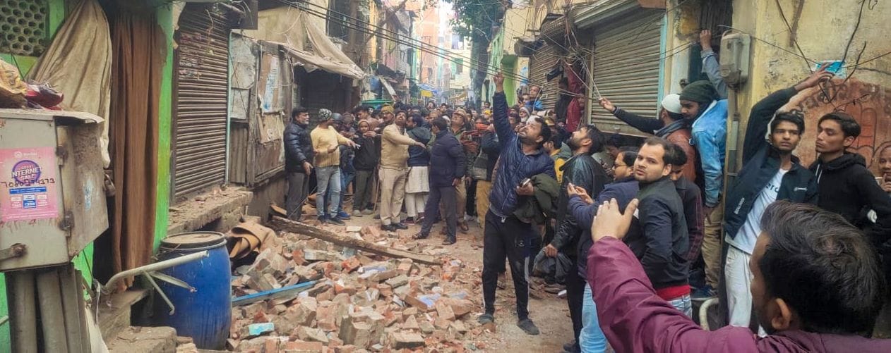 Kanpur Blast, Clouds of dust in the sky, screams on the ground, explosion due to gunpowder